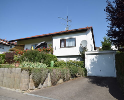 Hausansicht mit Garage